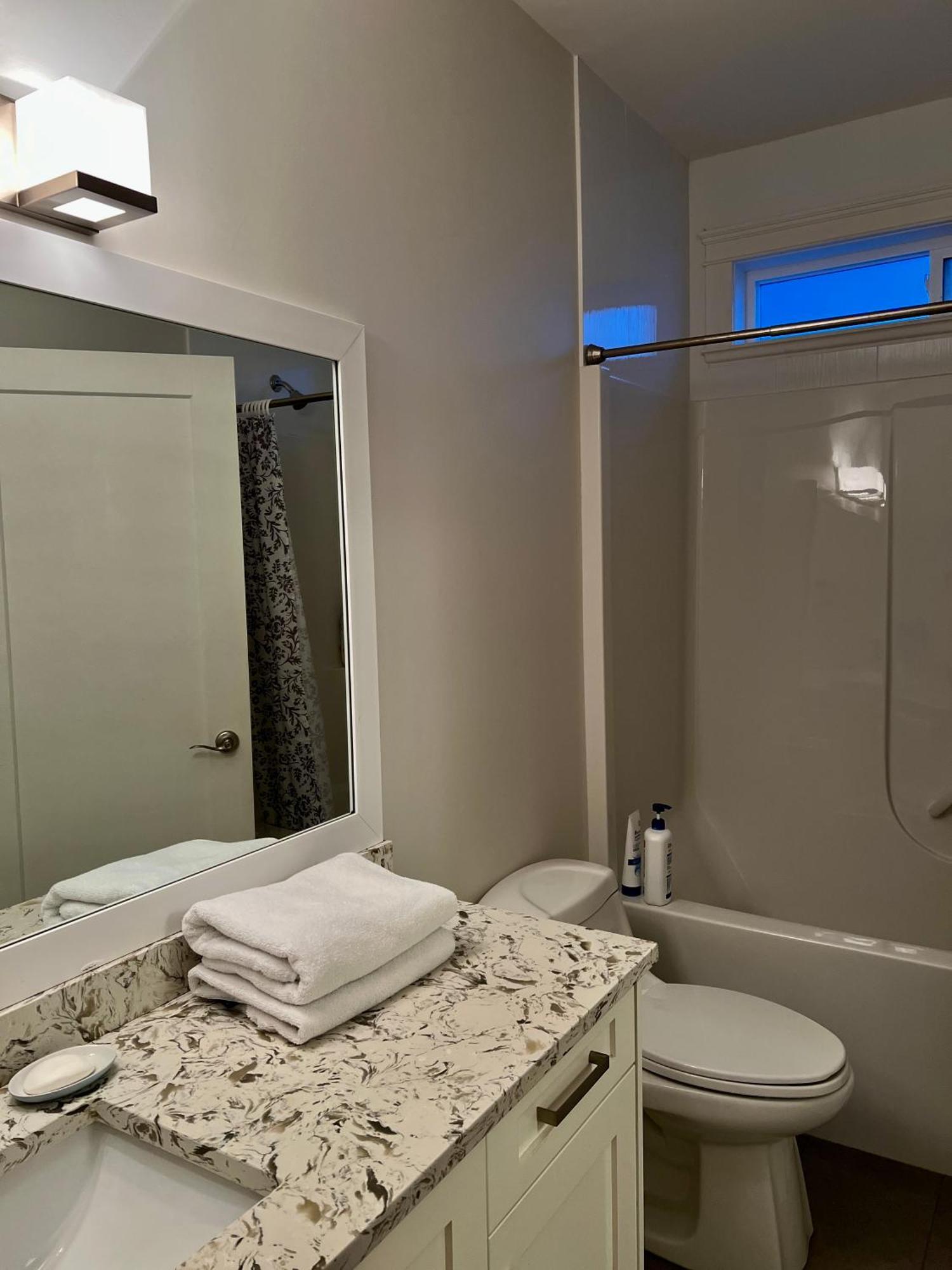 Ocean Melody Vacation Rooms Нанаймо Экстерьер фото